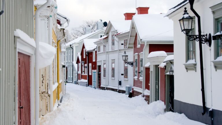 Så förvarar du utemöblerna rätt under vintern i Gävle