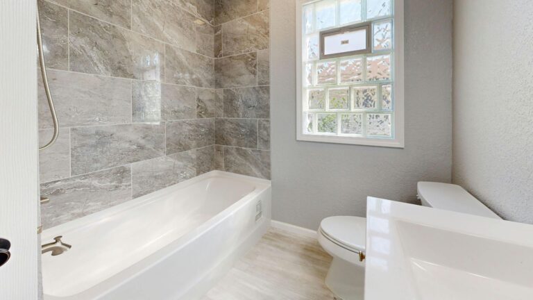 Tecken på fuktproblem i badrum – så upptäcker du dem i tid